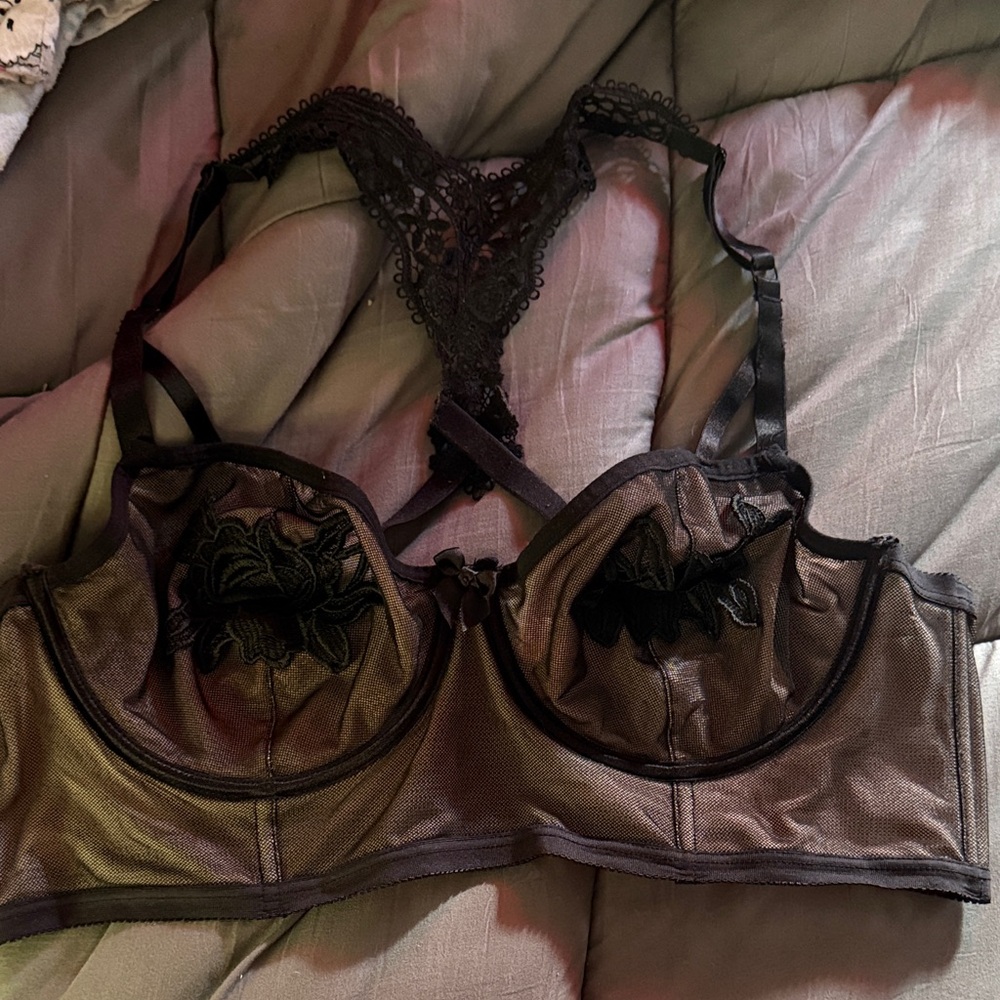 Elegant Black Lace Bra with Floral Detail